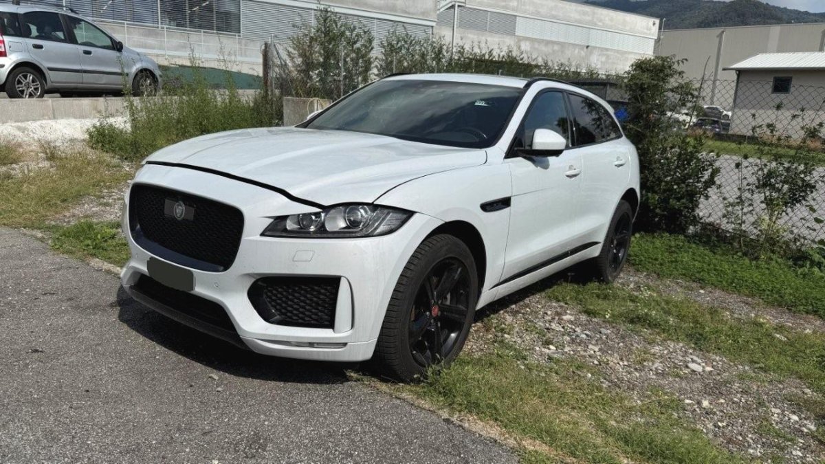2019 JAGUAR F-Pace 2.0d CheqFlag AWD, 180 HP